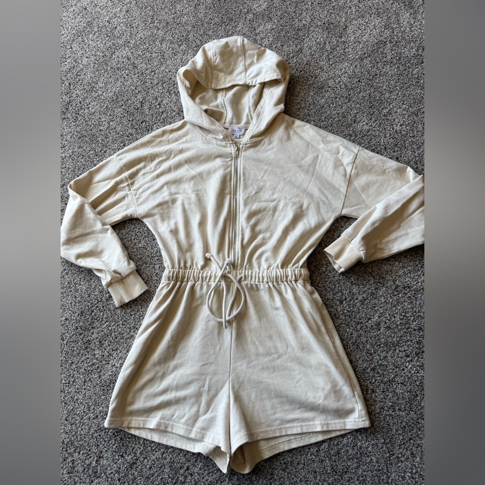Small Hoodie Romper cream-colored hoodie romper from the brand Le Lis Pockets